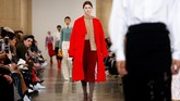 Selain koleksi yang didominasi warna merah, dia juga banyak menghadirkan koleksi dengan motif leopard. (REUTERS/Henry Nicholls)