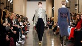 “Dia seorang lady, tapi bukan lady pada umumnya. Tapi bagaimanapun kamu melihatnya, dia mungkin punya sedikit sisi nakal,” kata Victoria Beckham tentang koleksi terbarunya. (REUTERS/Henry Nicholls)