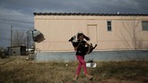 Pada satu siang di Mei tahun lalu, Ofra dan anak-anaknya untuk pertama kalinya bangun melihat matahari pagi di New Mexico, Amerika Serikat. (Reuters/Loren Elliott)