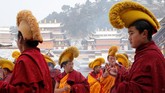 Umat dan turis sama-sama mendaki gunung sebelum fajar, berharap dapat melihat matahari menyinari thangka. (REUTERS/Aly Song)