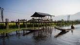 Selain wisata balon udara, untuk menikmati panorama Danau Inle juga bisa melalui wisata perahu kayu.
