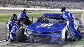 Alex Bowman masuk ke pit setelah terlibat kecelakaan untuk menyelesaikan balapan. (Jasen Vinlove-USA TODAY Sports)