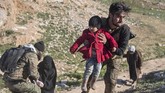 Mereka kerap dijadikan tameng oleh ISIS agar milisi lokal yang sedang melakukan serangan tak berani menembak para militan. (AFP Photo/Fadel Senna)