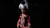 Etnis yang menggunakannya disebut Long Horn (Tanduk Panjang) Miao. Mereka mengenakannya untuk kepentingan festival bunga atau yang disebut Tiaohuajie. (Photo by FRED DUFOUR / AFP)