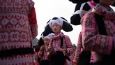 Festival bunga yang menjadi satu-satunya kesempatan mengenakan ‘tanduk rambut leluhur’ itu biasanya diselenggarakan pada hari ke-10 setelah perayaan Tahun Baru China. (Photo by FRED DUFOUR / AFP)