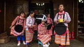 Mereka mengenakan kostum khusus, jaket bersulam mawar merah dengan motif geometris. (Photo by FRED DUFOUR / AFP)