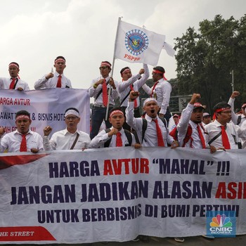Intip Aksi Damai Bela Pertamina di Depan Kantor Jokowi
