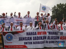 Intip Aksi Damai Bela Pertamina di Depan Kantor Jokowi