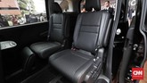 Mobil ini hadir dengan kabin luas dan nyaman. Keluarga dapat menikmati kenyamanan maksimum dengan adanya captain seat berbalut kulit, dan tujuh colokan USB pada setiap baris kursi. (CNNIndonesia/Safir Makki)