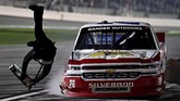 Pebalap tim Gander Outdoors Truck Series, Bryan Dauzat,menabrak salah satu kru di pit. (Jasen Vinlove-USA TODAY Sports)