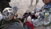 Namun, warga lokal lainnya justru bersyukur dapat keluar dari Baghouz karena merasa menderita hidup dalam aturan kekhalifahan ISIS. (AFP Photo/Fadel Senna)