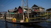 Danau Inle juga menjadi tempat persinggahan puluhan ribu burung camar pada bulan November sampai Januari.