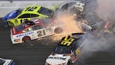 Upaya Paul Menard (21) melampaui Matt DiBenedetto (95) berbuntut kecelakaan besar dalam lanjutan balap mobil NASCAR Daytona 500. (Mike DiNovo-USA TODAY Sports)