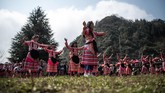 Perayaan Tahun Baru China atau Imlek di Guizhou, China tidak bergemerlapan lampion dan riuh rendah barongsai. Tahun baru di sana dirayakan gadis-gadis yang menari berputar. (Photo by FRED DUFOUR / AFP)