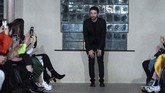 Desainer Georgia David Koma tampil di pengujung shownya di London Fashion Week. (Photo by Niklas HALLEN / AFP)