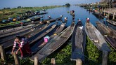 Danau Inle menjadi sumber kehidupan masyarakat, yang disebut Intha, yang hidup di sekitarnya. Hingga saat ini, masyarakat Intha berjumlah sekitar 70 ribu jiwa.