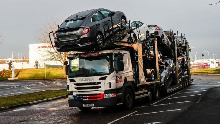 A lorry with car carrier trailer leaves the Honda car plant in Swindon, Britain, February 18, 2019. REUTERS/Eddie Keogh