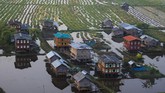 Pemandangan pemukiman di Danau Inle, Shan State, Myanmar dari wisata balon udara.
