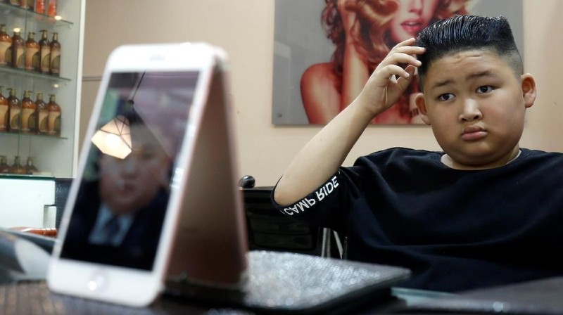 Seorang tukang cukur di Hanoi menawarkan potongan rambut gratis kepada siapa pun yang ingin meniru gaya khas Kim dan Trump
