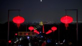 Gegap gempita Tahun Baru China alias Imlek di China masih terasa. Di kawasan bersejarah Kota Terlarang diselenggarakan Festival Lampion untuk yang pertama kalinya pada pekan ini. (REUTERS/Jason Lee)