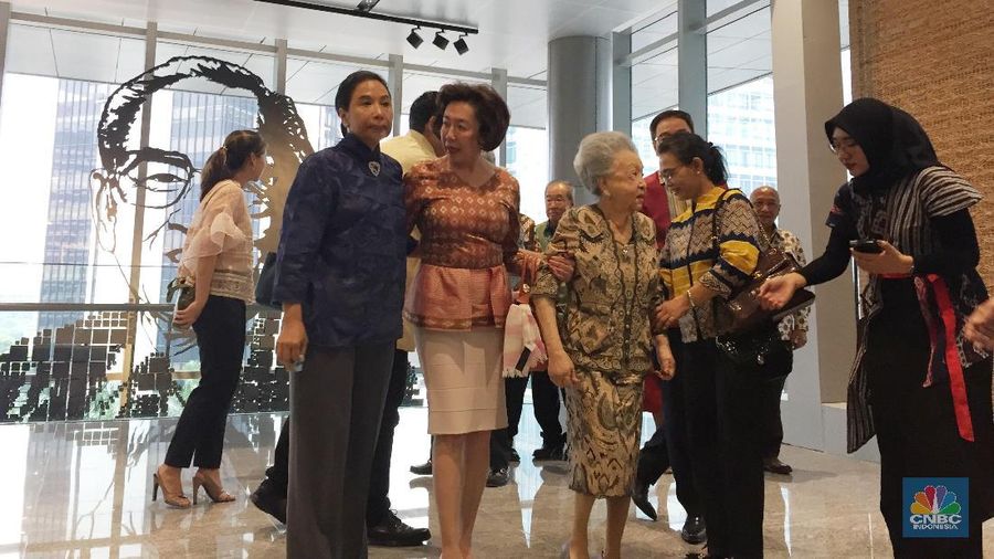 Di lantai 5 gedung ini terpampang wajah William yang dibuat oleh seniman Indonesia, Dolorosa Sinaga.