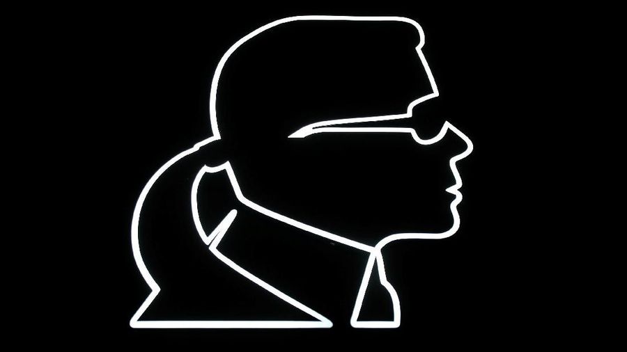 Karl Lagerfeld, direktur artistik di Chanel dan ikon industri mode dengan pakaiannya yang mewah dan catwalk yang mencolok, telah meninggal pada usia 85 tahun.