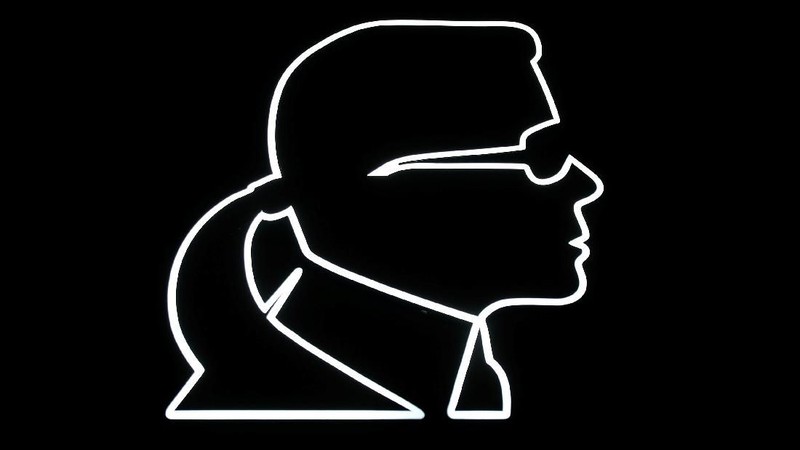 Karl Lagerfeld, direktur artistik di Chanel dan ikon industri mode dengan pakaiannya yang mewah dan catwalk yang mencolok, telah meninggal pada usia 85 tahun.