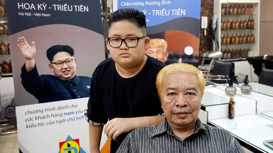 Seorang tukang cukur di Hanoi menawarkan potongan rambut gratis kepada siapa pun yang ingin meniru gaya khas Kim dan Trump