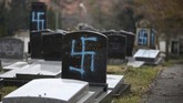 Aparat dan pemerintah setempat mengutuk perbuatan itu. Mereka menyatakan hal ini adalah wujud gerakan anti-Semit yang semakin marak di Prancis. (REUTERS/Vincent Kessler)
