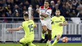 Pemain Lyon Memphis Depay berduel dengan dua pemain Barcelona Clement Lenglet dan Jordi Alba. Lyon sempat memberi perlawanan sengit di babak pertama. (REUTERS/Emmanuel Foudrot)