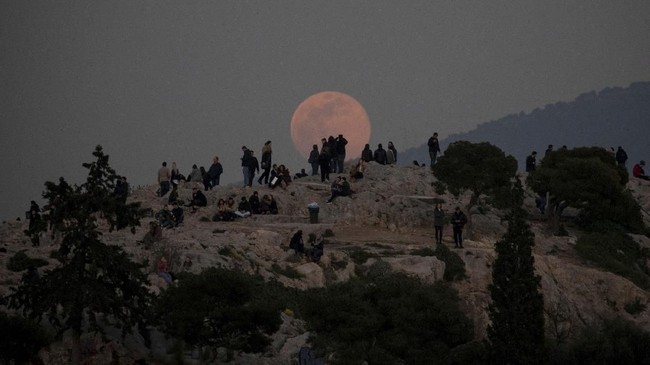 Bulan akan tampak 30 persen lebih terang dan sekitar 14 persen lebih besar dari biasanya. Seperti yang nampak pada situs arkeologi Acropolis di Yunani. (REUTERS/Alkis Konstantinidis)