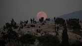 Bulan akan tampak 30 persen lebih terang dan sekitar 14 persen lebih besar dari biasanya. Seperti yang nampak pada situs arkeologi Acropolis di Yunani. (REUTERS/Alkis Konstantinidis)