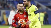 Penyerang Barcelona Lionel Messi memeluk kiper Lyon Anthony Lopes. Lopes melakukan sejumlah penyelamatan gemilang saat melawan Barcelona. (REUTERS/Emmanuel Foudrot)