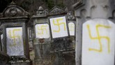 Bahkan, paham anti-Yahudi juga merasuk ke dalam aksi unjuk rasa kelompok Rompi Kuning. Hal itu terlihat dari coretan yang mereka tinggalkan setelah berunjuk rasa. (REUTERS/Vincent Kessler)