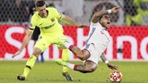 Memphis Depay dilanggar bek Barcelona Clement Lenglet. Barcelona baru mampu mendominasi permainan di babak kedua. (REUTERS/Emmanuel Foudrot)