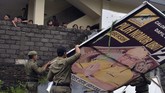Di Bali, Satpol PP Kota Denpasar menurunkan baliho calon legislatif yang penempatannya melanggar zona ketentuan KPU. (ANTARA FOTO/Nyoman Hendra Wibowo)