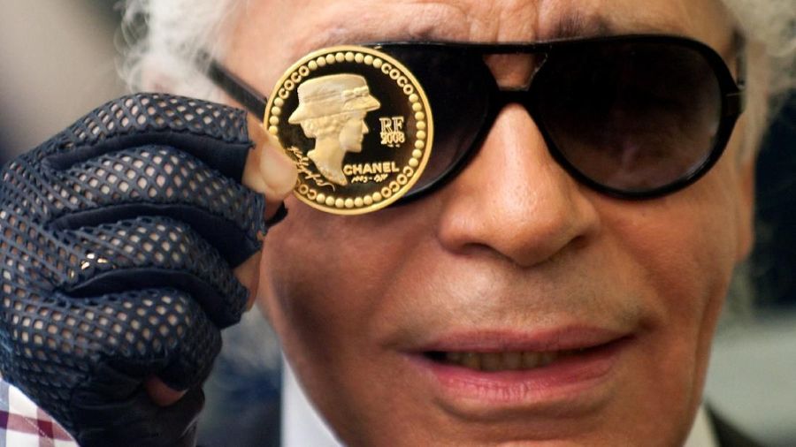 Karl Lagerfeld, direktur artistik di Chanel dan ikon industri mode dengan pakaiannya yang mewah dan catwalk yang mencolok, telah meninggal pada usia 85 tahun.
