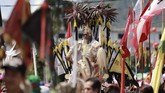 Seorang Tatung melakukan atraksi saat mengikuti Pawai Perayaan Cap Go Meh 2570/2019 di Singkawang, Kalimantan Barat. Sebanyak 860 Tatung (dukun Tionghoa yang kerasukan arwah leluhur) turut memeriahkan perayaan Cap Go Meh 2019 yang telah menjadi agenda wisata tahunan. (ANTARA FOTO/David)