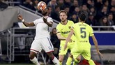 Striker Lyon Moussa Dembele beraksi melawan Ivan Rakitic dan Sergio Busquets. Lyon total melakukan lima tembakan dengan dua tepat sasaran. (REUTERS/Emmanuel Foudrot)