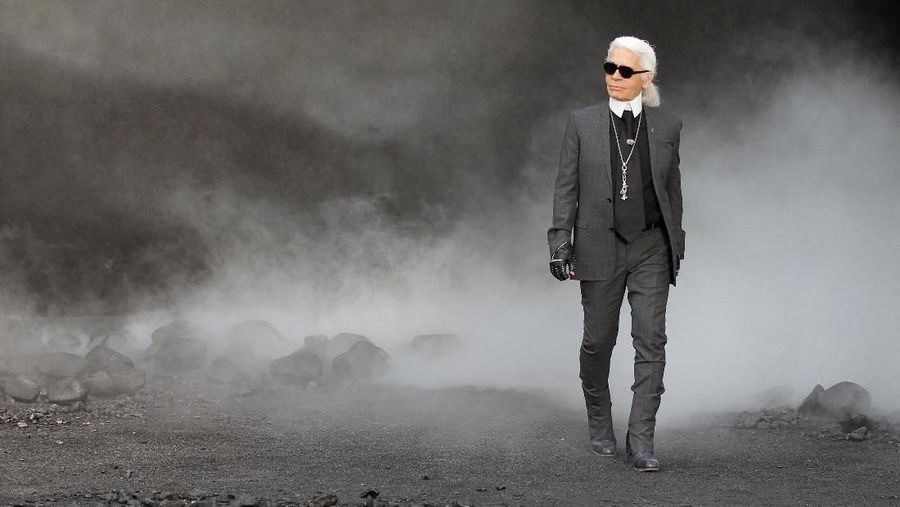 Karl Lagerfeld, direktur artistik di Chanel dan ikon industri mode dengan pakaiannya yang mewah dan catwalk yang mencolok, telah meninggal pada usia 85 tahun.