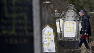 FOTO: Laku Keji di Pusara Yahudi Prancis
