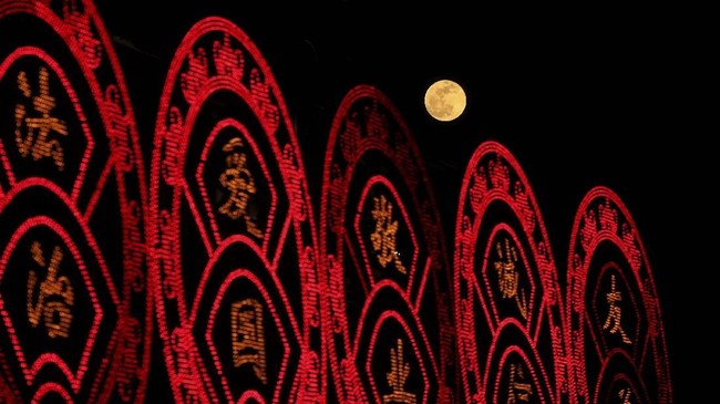 Saat terjadi supermoon, Bulan berada pada jarak terdekatnya dengan Bumi yakni 356.761 kilometer. (REUTERS/Stringer ATTENTION EDITORS - THIS IMAGE WAS PROVIDED BY A THIRD PARTY. CHINA OUT)