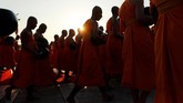 Lazimnya mereka menghabiskan waktu di kuil-kuil lokal dan berdoa. Pemeluk agama Budha juga bisa mendengarkan ajaran-ajaran di sana atau menghormati para biksu. (REUTERS/Jorge Silva)