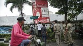 Banyak pula alat peraga kampanye yang dipasang sembarangan dengan tak mengindahkan aturan dan estetika. Tampak Satpol PP Yogyakarta menertibkan alat peraga di Kecamatan Kraton, Yogyakarta. (ANTARA FOTO/Hendra Nurdiyansyah)