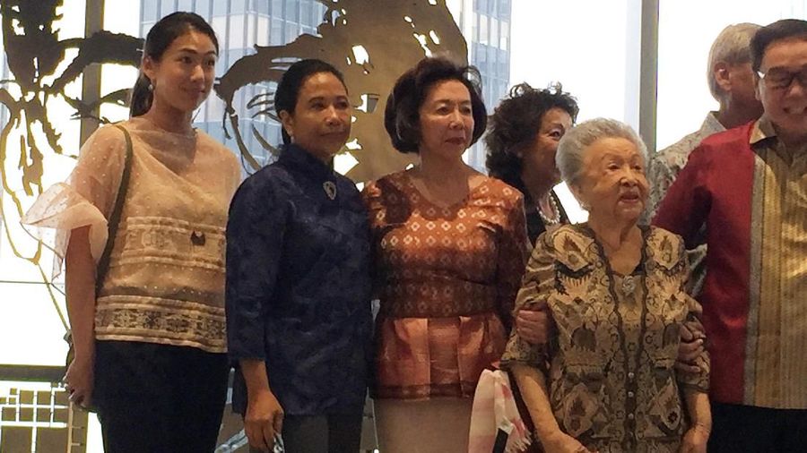 Di lantai 5 gedung ini terpampang wajah William yang dibuat oleh seniman Indonesia, Dolorosa Sinaga.