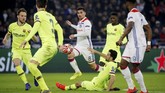 Skor imbang tanpa gol cukup menguntungkan bagi Barcelona yang akan menjamu Lyon pada leg kedua di Camp Nou pada 13 Maret mendatang. (REUTERS/Jean-Paul Pelissier)