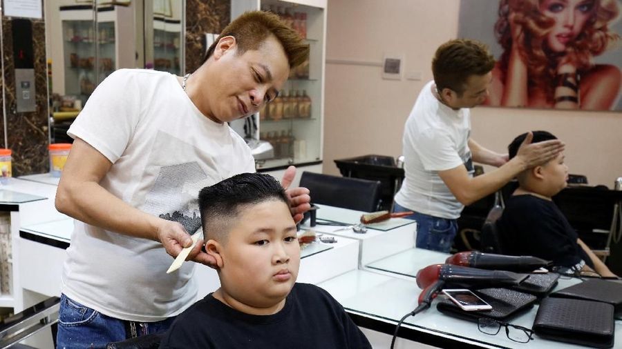 Seorang tukang cukur di Hanoi menawarkan potongan rambut gratis kepada siapa pun yang ingin meniru gaya khas Kim dan Trump