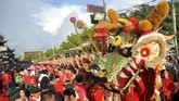 Sementara di Padang, Sumatera Barat, yang dimainkan dan disaksikan warga keturunan Tionghoa adalah 'sipasan,' atau kendaraan menyerupai lipan (kelabang) yang dinaiki anak-anak dalam Festival Cap Go Meh 2570. Ratusan orang terlibat pada festival itu. (ANTARA FOTO/Iggoy el Fitra)