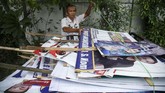 Petugas mengumpulkan alat peraga kampanye yang ditertibkan dan mengimbau agar alat peraga tak dipasang lagi di tempat-tempat yang melanggar aturan.(ANTARA FOTO/Hendra Nurdiyansyah)