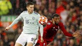 Georginio Wijnaldum bekerja keras menjauhkan ancaman dari bomber Bayern Munchen Robert Lewandowski. (REUTERS/Phil Noble)